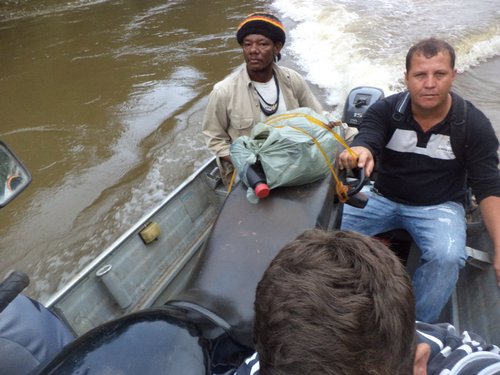 Claudionaldo_no_rio_branco_no_barco-13-02-2013