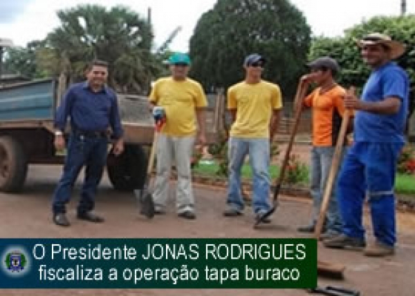 Vereador Presidente da Câmara sai as ruas para ver o bom andamento da operação tapa buracos