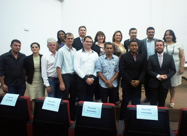 Comitiva de vereadores participa de reunião em Sapezal e discute vinda de ensino superior para Aripuanã    18/03/2014 - 01:21:49Fonte: Redação: TOP NEWS/ EDSON PRATES        Na ultima sexta feira (14), uma comitiva de Aripuanã formada pelos vereadores pre