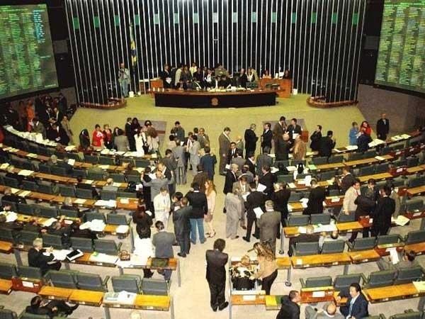 Câmara aprova projeto que libera candidatos com contas rejeitadas