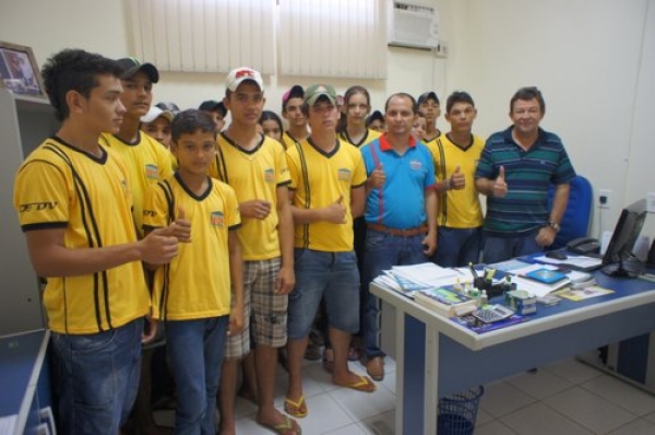 Ver. Sargento Silva recebe em seu gabinete visita do diretor e alunos da escola estadual de Conselvan.