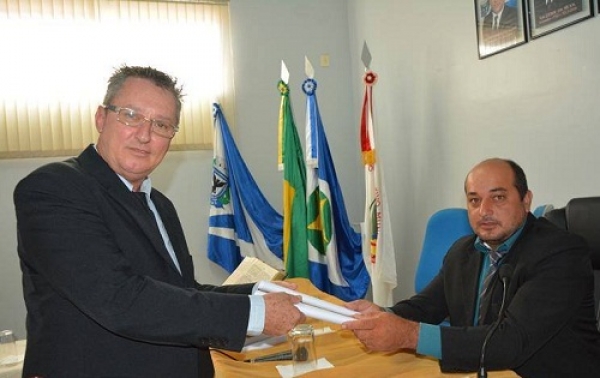 Suplente de vereador é empossado na Câmara Municipal